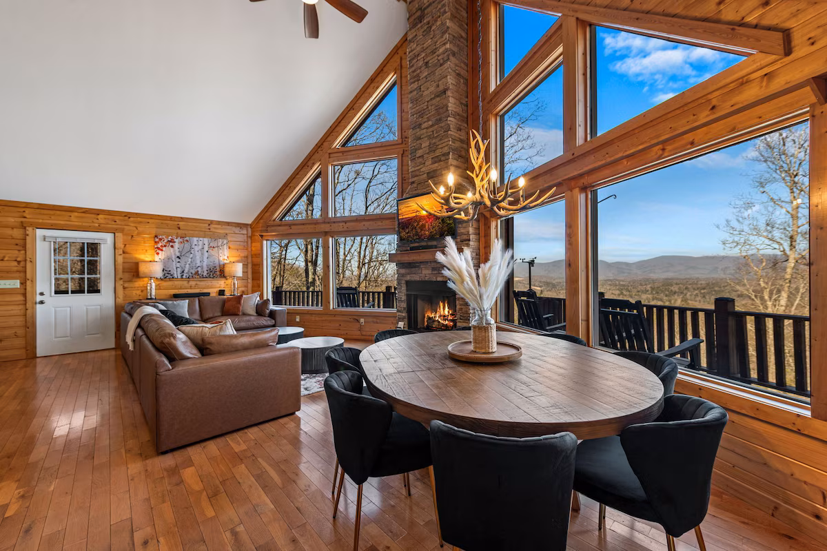 Sky Reach Cabin in Ellijay, Georgia — cabin rental photo 2